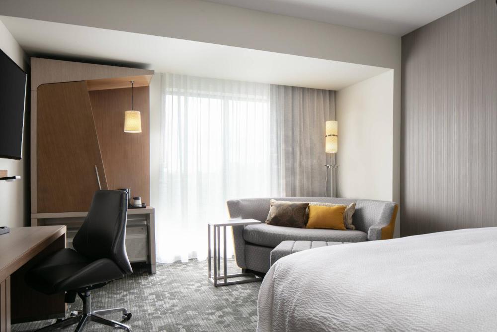 Guest room, 1 King, Sofa bed, City view interior